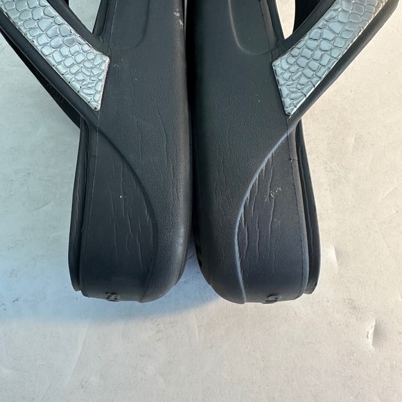 Crocs Monterey Metallic Wedge Toe Post Sandals Size 10 Silver Black Flip Flops - Picture 8 of 11